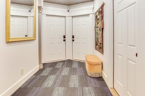 Apartment (0 Bedroom) | Interior - Extended PNW Retreat in Historic Dtwn Anacortes! (Anacortes)