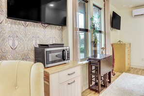 Apartment (0 Bedroom) | Interior - Extended PNW Retreat in Historic Dtwn Anacortes! (Anacortes)