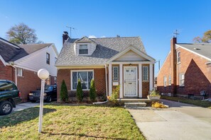 House (4 Bedrooms) | Interior - West Detroit Family Bungalow 9 Mi to Downtown! (Detroit)