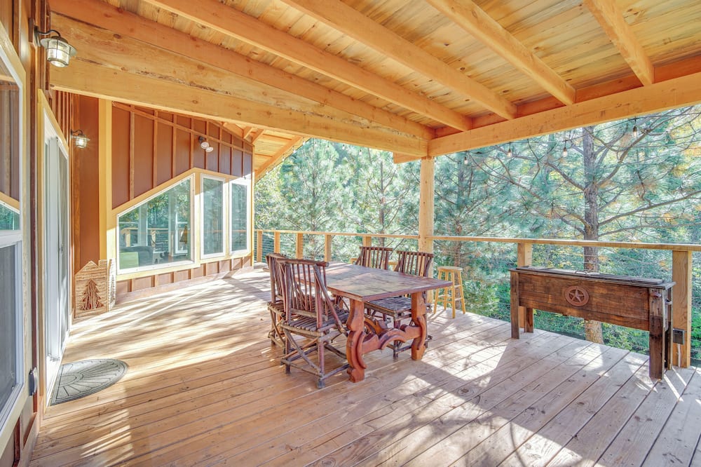 Riverfront Relaxation: Secluded Jacksonville Home - Miller Lake, OR