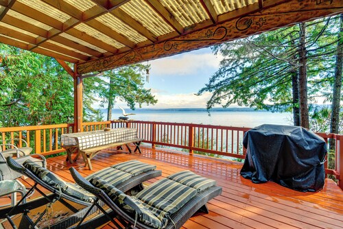 Waterfront Hood Canal Home w/ Pool Table!