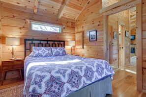 Interior - Cabin on Serene Horse Farm Near Tiec & Wineries (Columbus)