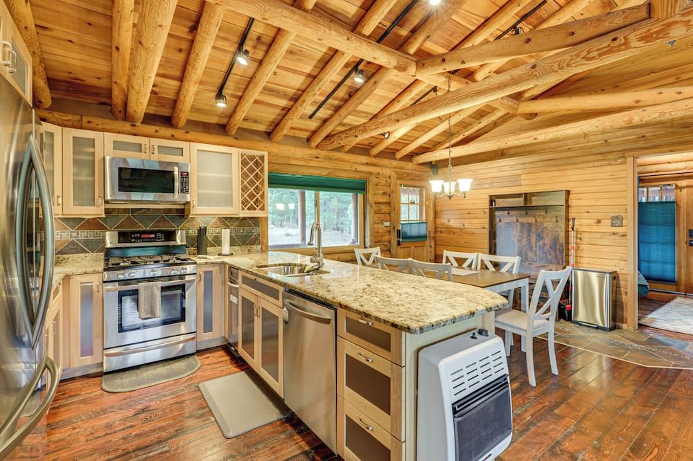 Luxe Angel Fire Cabin w/ Views: Hike & Fish! - Cole, MO