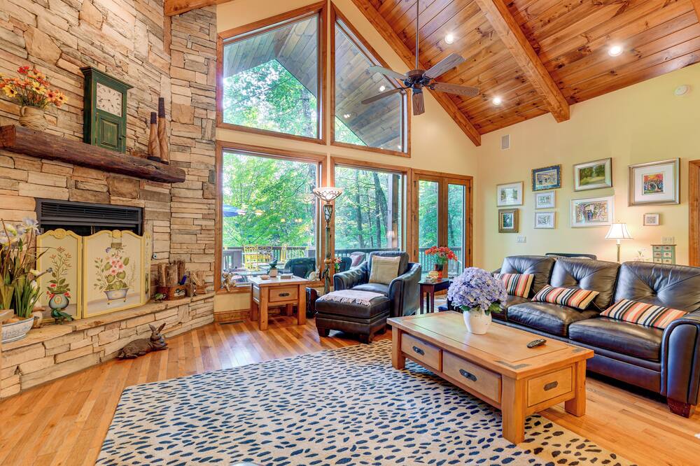 Fun w/ Family! Mtn-view Cabin w/ Deck in Sylva - Savannah, NC
