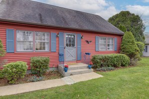 House (3 Bedrooms) | Interior - Thames River Fun! Sunny Retreat in Quaker Hill (Quaker Hill)