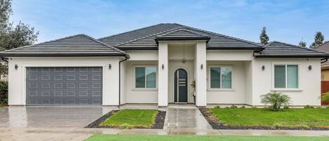 House (4 Bedrooms) | Depan hartanah