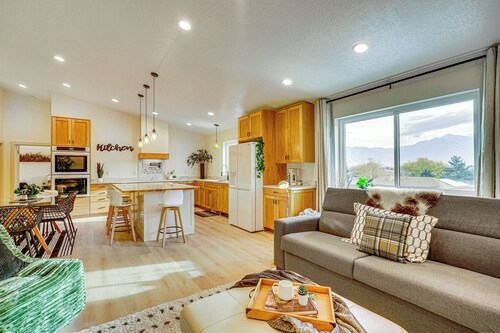 Wasatch Ski Base w/ Mtn Views: Families Welcome!