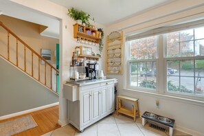 Apartment (2 Bedrooms) | Interior - Tranquil Townhouse Retreat w/ Deck in Germantown! (Germantown)