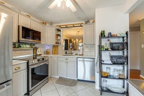 Apartment (2 Bedrooms) | Interior - Tranquil Townhouse Retreat w/ Deck in Germantown! (Germantown)
