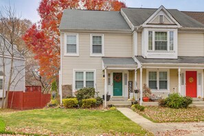 Apartment (2 Bedrooms) | Interior - Tranquil Townhouse Retreat w/ Deck in Germantown! (Germantown)
