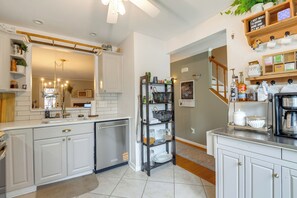 Apartment (2 Bedrooms) | Interior - Tranquil Townhouse Retreat w/ Deck in Germantown! (Germantown)