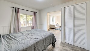 A bedroom with a bed, a closet, and a window with curtains. - 3 Mi to Auburn Station! Commuter-friendly Home (Auburn)