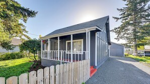 A single-story house with a covered porch, a wooden fence, and a gravel driveway. - 3 Mi to Auburn Station! Commuter-friendly Home (Auburn)