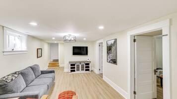 House (5 Bedrooms) | Interior