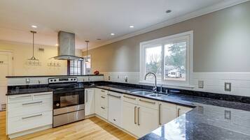 House (4 Bedrooms) | Interior