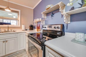 House (1 Bedroom) | Interior - A Hidden Gem! Couples Escape w/ Dale Hollow Views (Byrdstown)