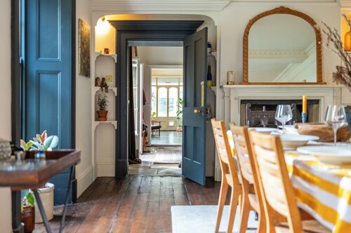 Stunning 8-Bedroom Home in Painswick