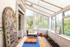 Living area - Stunning 8-Bedroom Home in Painswick (Painswick)