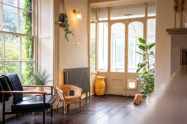 Living area - Stunning 8-Bedroom Home in Painswick (Painswick)