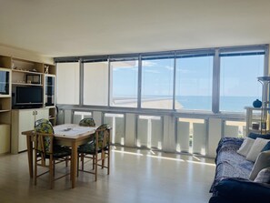 TV - Spacious sea view flat with terrace (Bibione)
