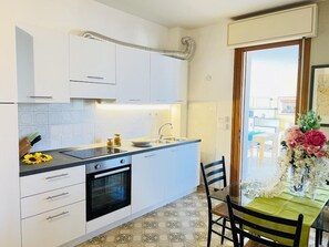 Kylskåp, mikrovågsugn, spishäll och diskmaskin
