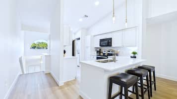 Geladeira, micro-ondas, fogão, cooktop