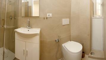 Dusche, Haartrockner, Bidet, Handtücher