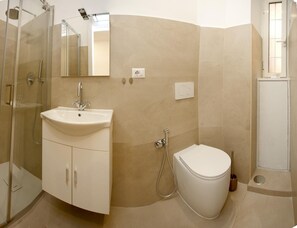 Doccia, asciugacapelli, bidet, asciugamani