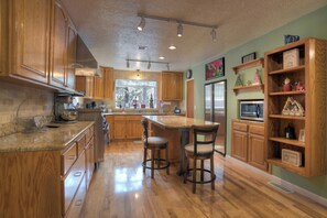 Fridge, microwave, oven, stovetop - Riverside lodge w/ privacy & trail access (Bayfield)