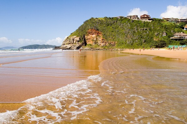 Una spiaggia nelle vicinanze, sabbia bianca