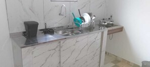 Appartamento Comfort, lanai, vista città | Cucina privata | Tostapane, prodotti per la pulizia