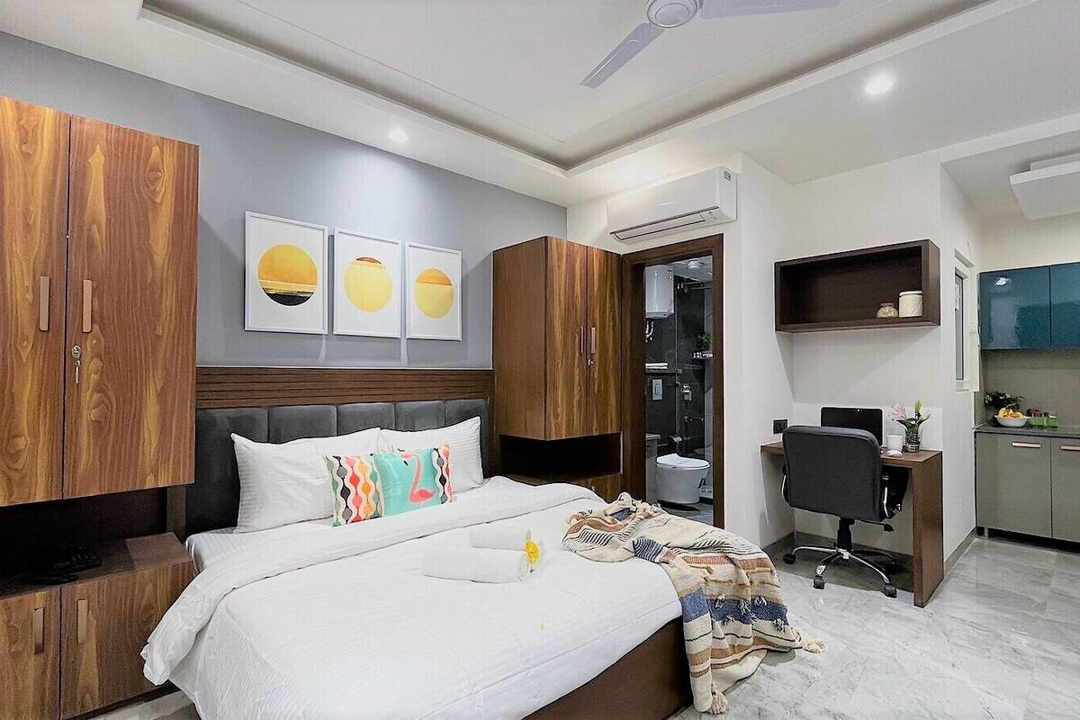 Eenvoudige eenpersoonskamer, balkon, uitzicht op de stad | Gratis wifi