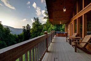 Outdoor spa tub - A Bit of Heaven in the smoky mountains (Bryson City)