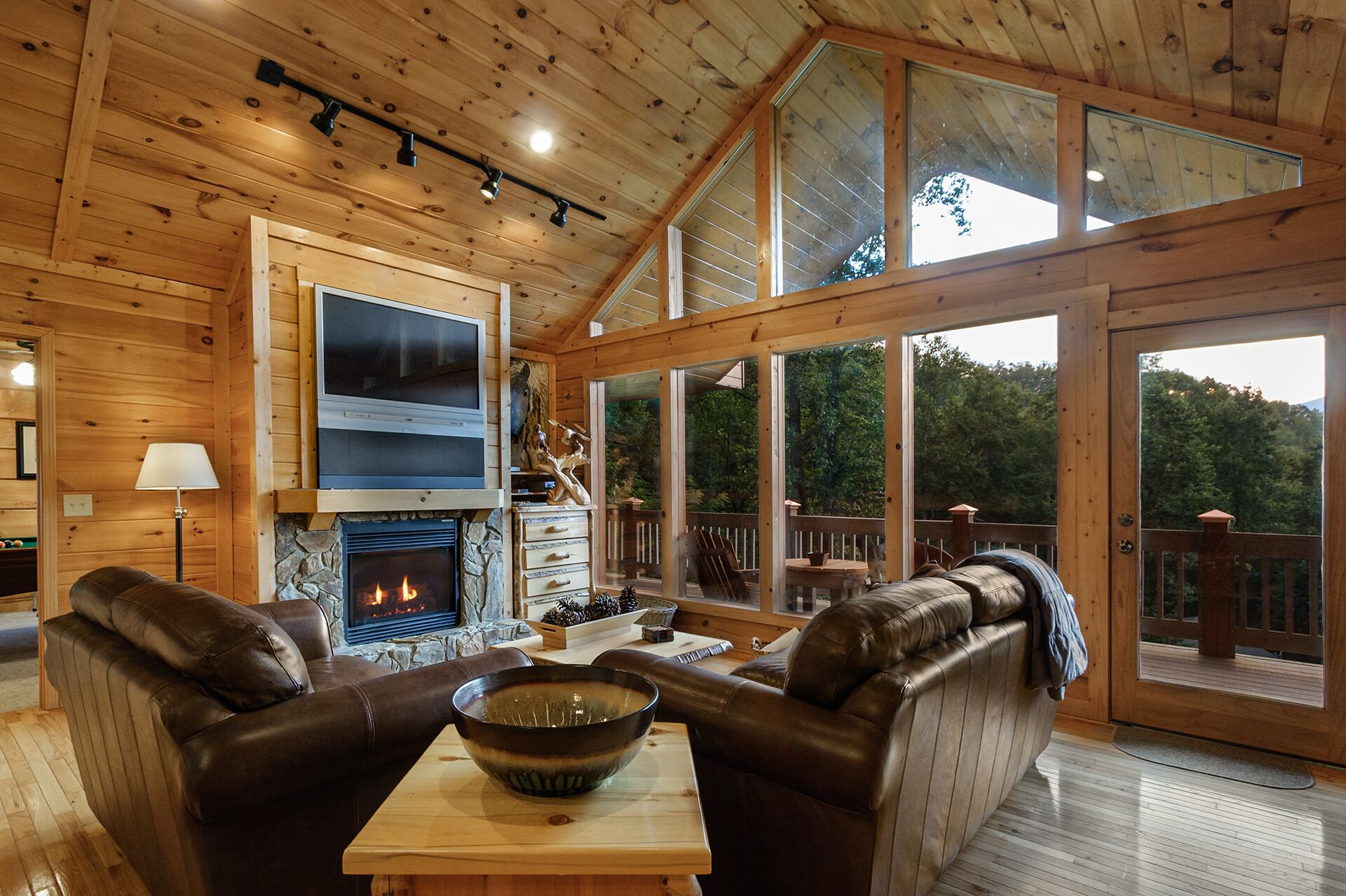 Een televisie, een open haard en tafelvoetbal