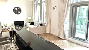 Living area - Downtown Dubai Beautiful Upgraded 1-bedroom apartment (Dubai)