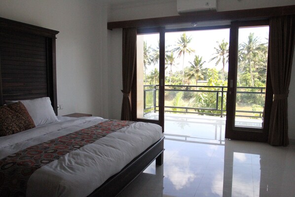 Bureau, espace de travail pour ordinateur portable, Wi-Fi gratuit