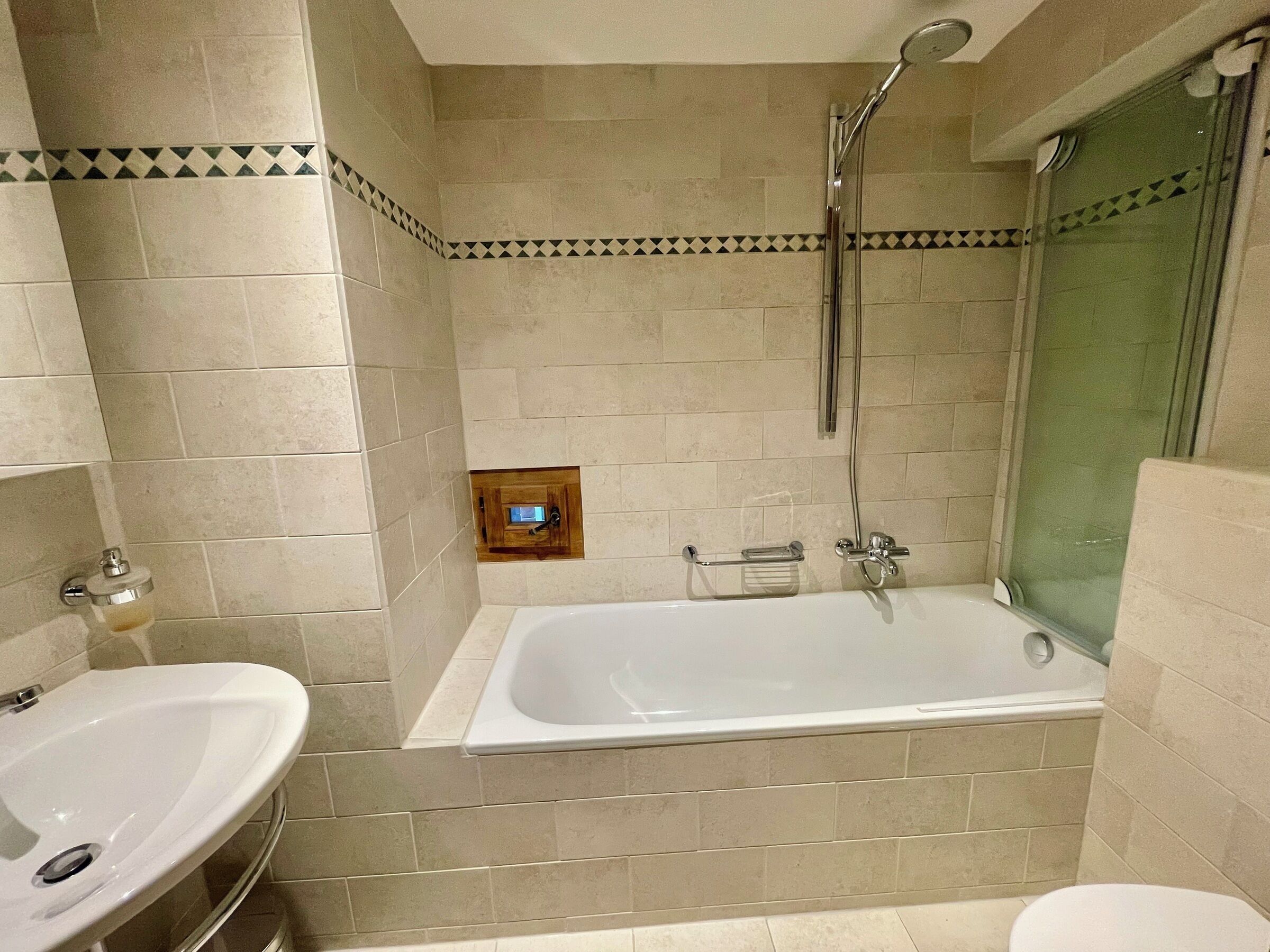 Ein Badezimmer mit Badewanne, Waschbecken und Dusche.