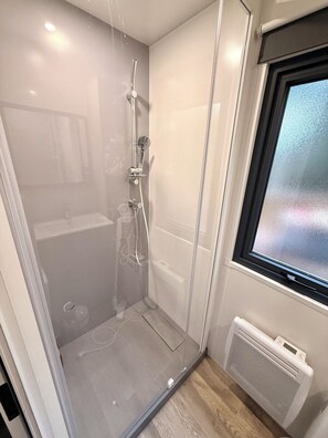 Shower, hair dryer, soap, toilet paper - Relaxing break in Saint-Tropez: spacious 3-bedroom mobile home + large terrace (La Garde-Freinet)