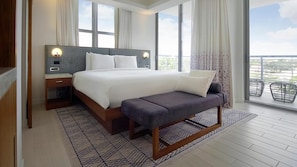 Signature Studio Suite, 1 King Bed, Non Smoking, Balcony | In-room safe, individually decorated, individually furnished - CIRC Hotel By Hosteeva (Hollywood)