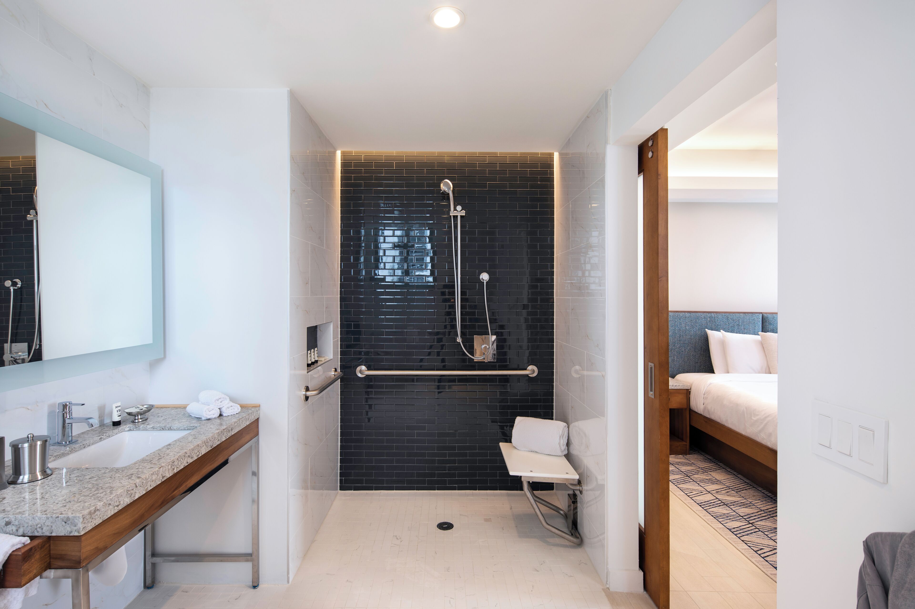 Un baño moderno con ducha, lavamanos e inodoro.