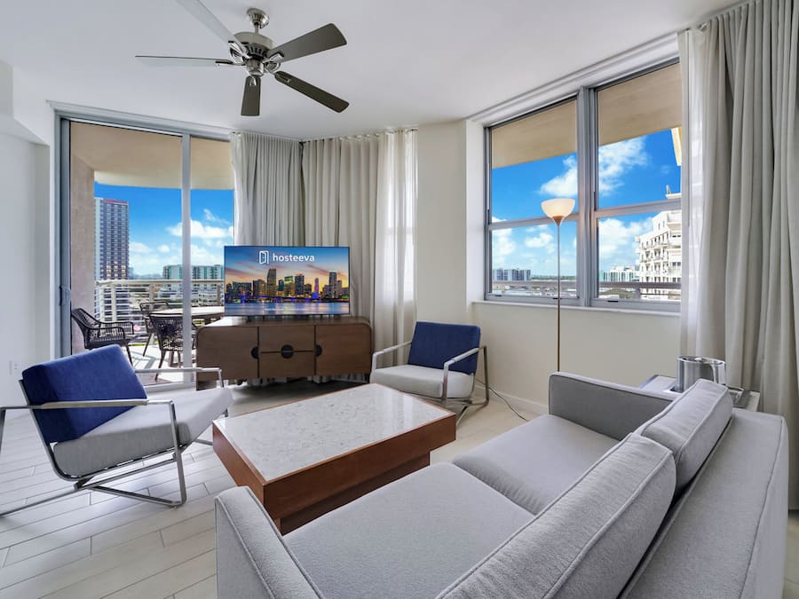 Signature-huoneisto, 2 makuuhuonetta, tupakointi kielletty, parveke | Olohuone | 50–tuumainen taulutelevisio, jossa kaapelikanavat