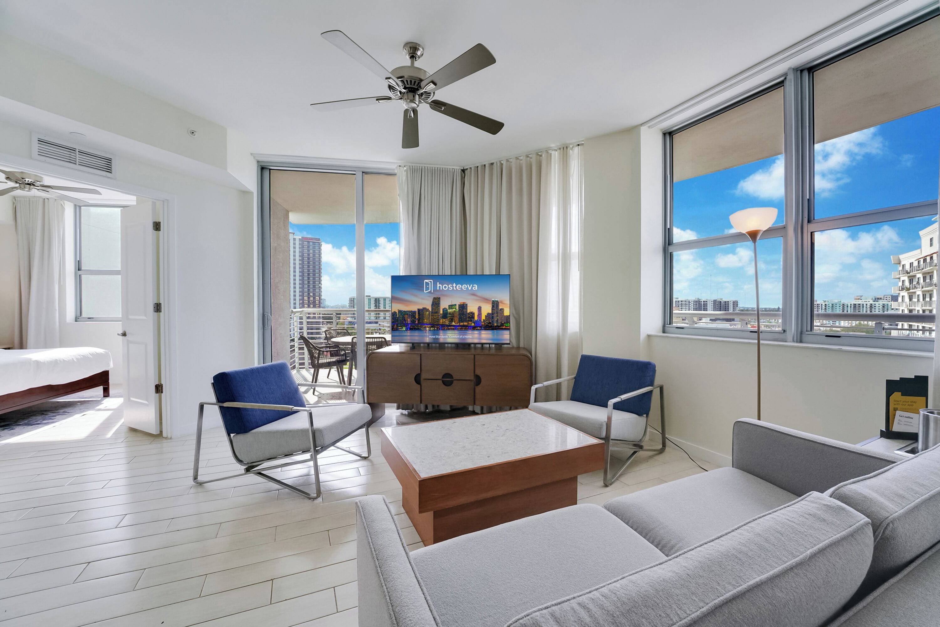 シグネチャー コンドミニアム 2 ベッドルーム 禁煙 バルコニー | リビングルーム | 50 インチの薄型テレビ (ケーブル放送視聴可)