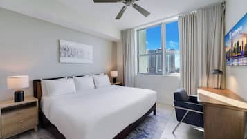 Condo com design assinado, 2 quartos, para não fumantes, sacada | Cofres nos quartos, individualmente decorados