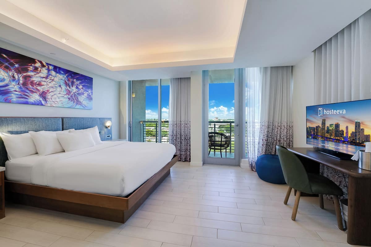 Comfort Studio Suite, 1 King Bed, Roll-in Shower, Non Smoking