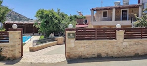 Casa, para fumadores | 5 habitaciones y internet 