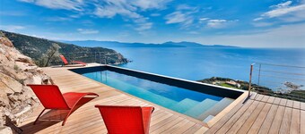 Luxurious Architect-designed Property Pool sea View