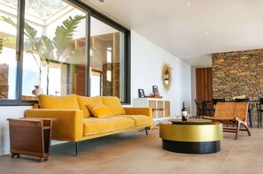 Villa - Luxurious Architect-designed Property Pool sea View (Cargese)