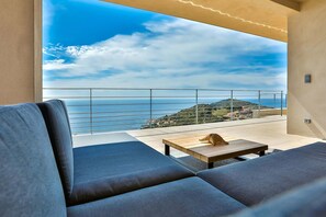 Villa - Luxurious Architect-designed Property Pool sea View (Cargese)