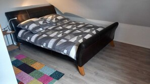 Planxa i posts de planxar i roba de llit 