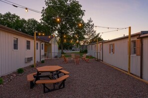 Outdoor dining - Boutique Motel in Akron (Akron)